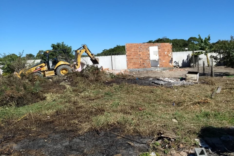 Quatro casas são demolidas após ação de reintegração de posse na Meia Praia 