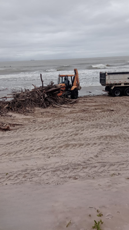 Mais de 200 toneladas de resíduos foram retiradas da praia em um mês em Navegantes