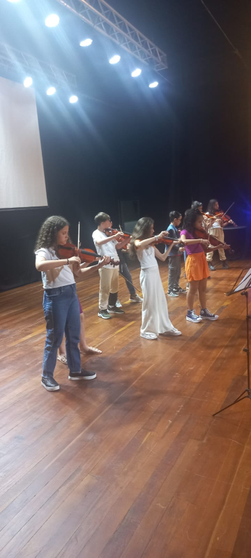 Orquestra formada por alunos do município faz apresentação no Cineteatro de Navegantes