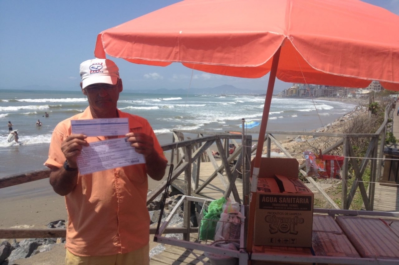 Fiscais conversam com ambulantes na praia e orientam quanto a legalização dos pontos