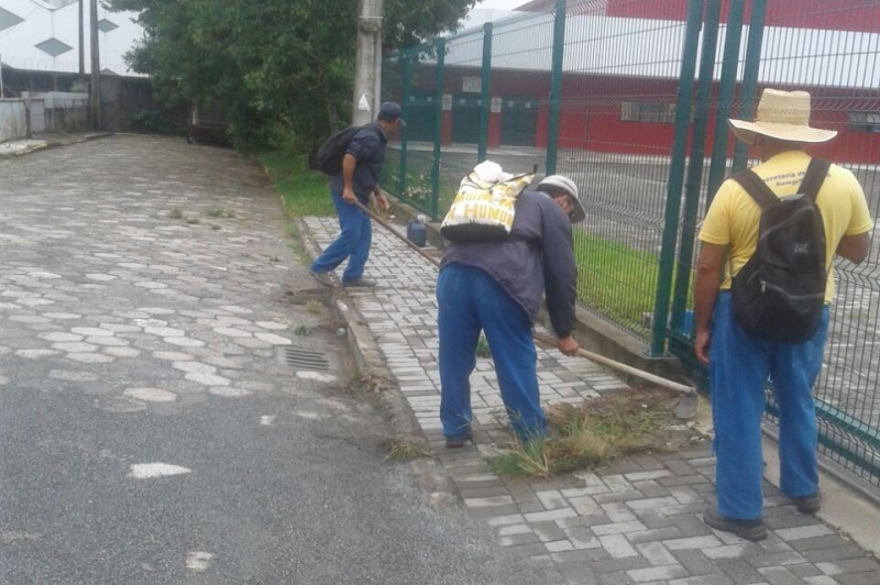 Obras realiza limpeza urbano no Centro e bairro São Pedro