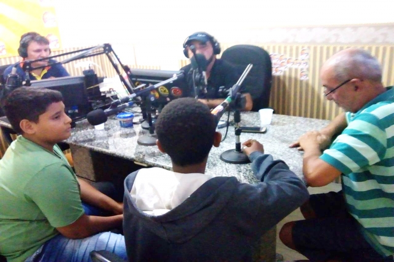 Crianças do Bairro São Paulo participam de programa de rádio