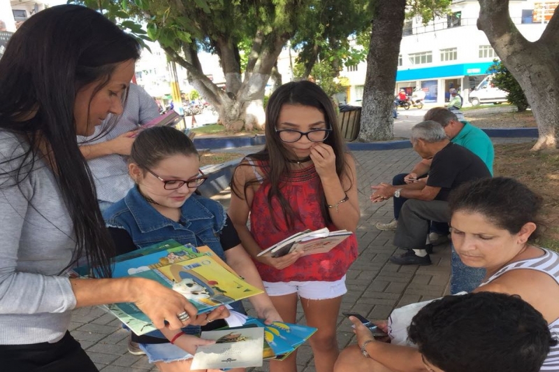 Centro de Convivência do bairro São Pedro distribui livros para aproximar pais e filhos