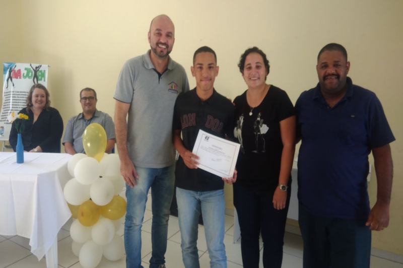  Alunos do bairro São Paulo recebem certificado do Programa Iniciação ao Trabalho