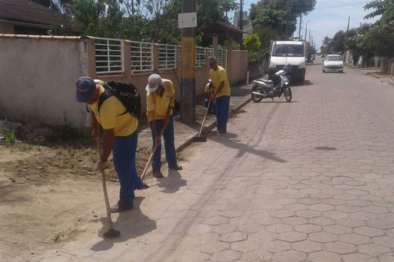Equipe de Obras realiza limpeza urbana na região Central do município