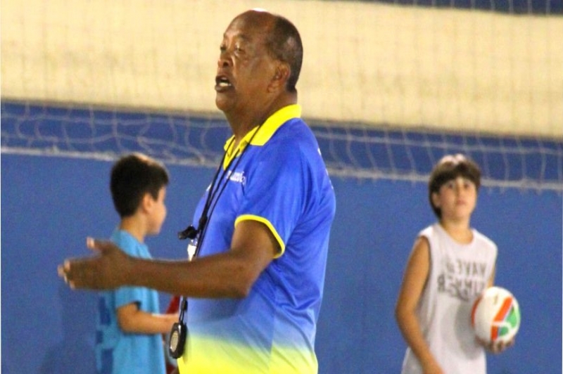 Escolinha de Futsal do professor Adão com vagas abertas  