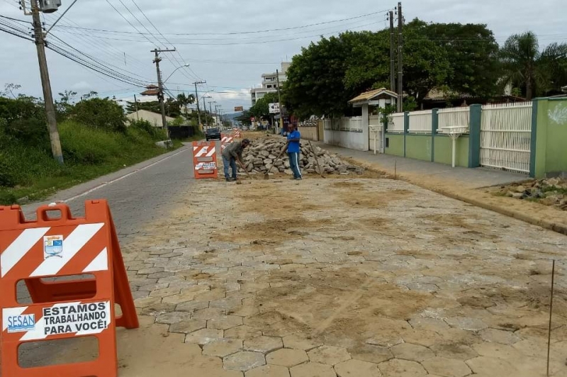 Secretaria de Obras realiza repavimentação em Meia Praia