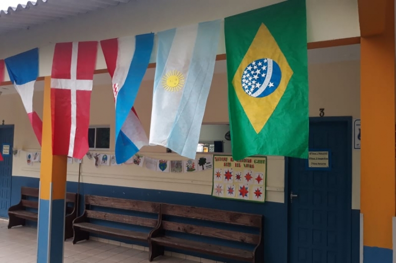 Pais e alunos confeccionam bandeiras dos 32 países que vão participar da Copa do Mundo 