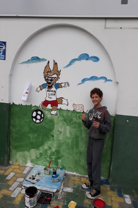 Crianças fazem pinturas da Copa na passagem do ferry-boat