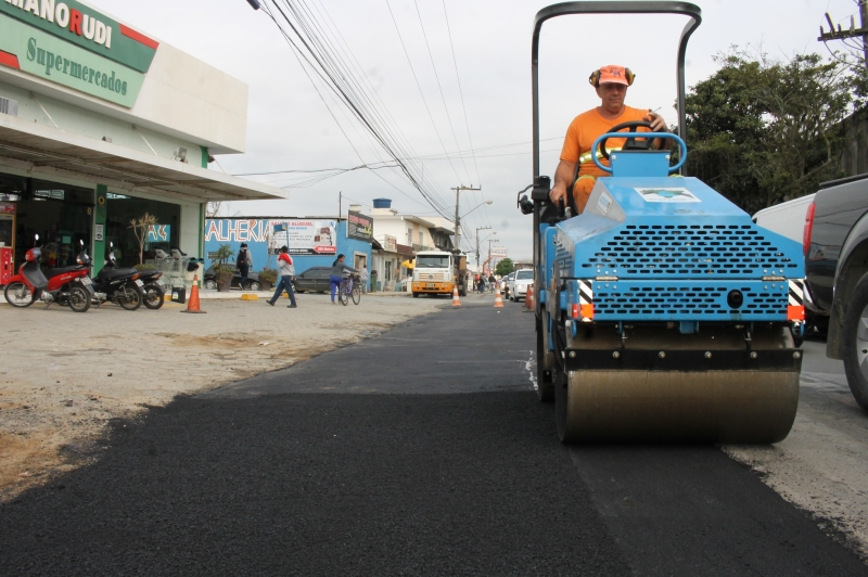 Obras de pavimentação na Rua Orlando Ferreira deixa trânsito em meia pista