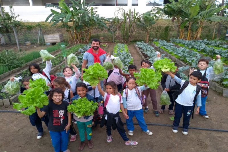 Alunos do Cidade da Criança colhem e consomem legumes e hortaliças que eles mesmos plantaram