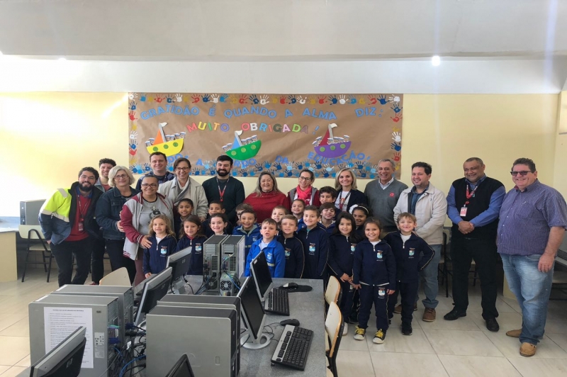 Escola do Gravatá recebe doação de 25 computadores