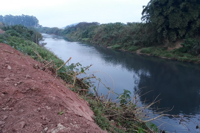 Mancha no rio Itajaí-Mirim afeta captação de água