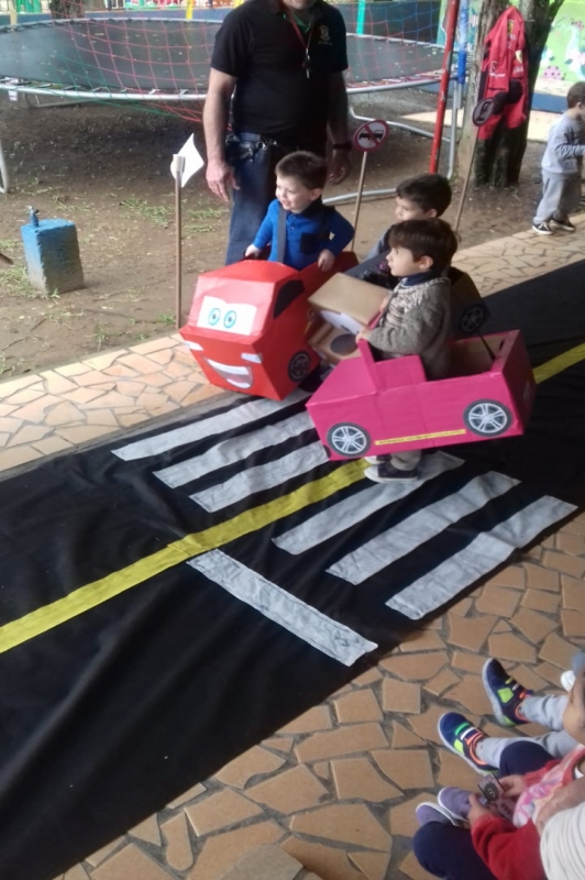 Autoescola visita creche e realiza atividades com as crianças referente ao trânsito