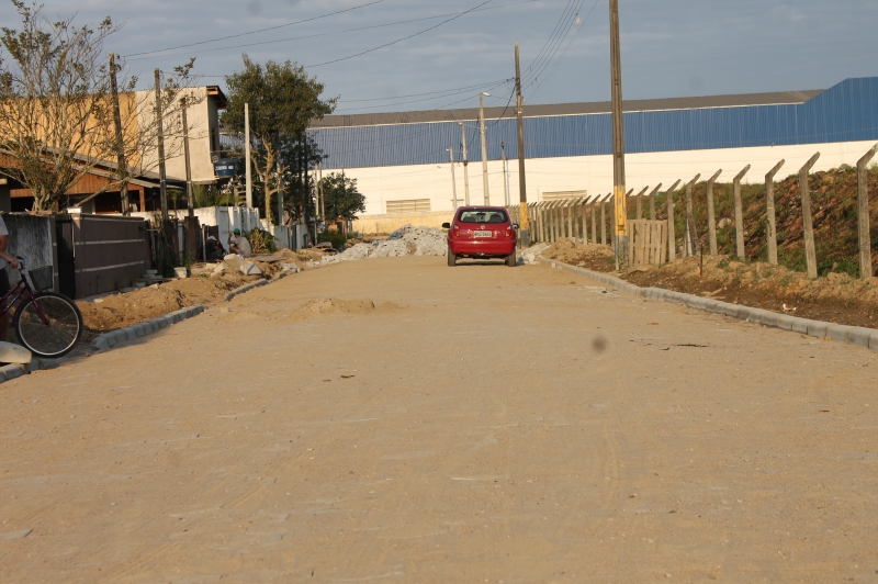 Obras de pavimentação na Rua Regina Milanez Maccarini em fase de conclusão