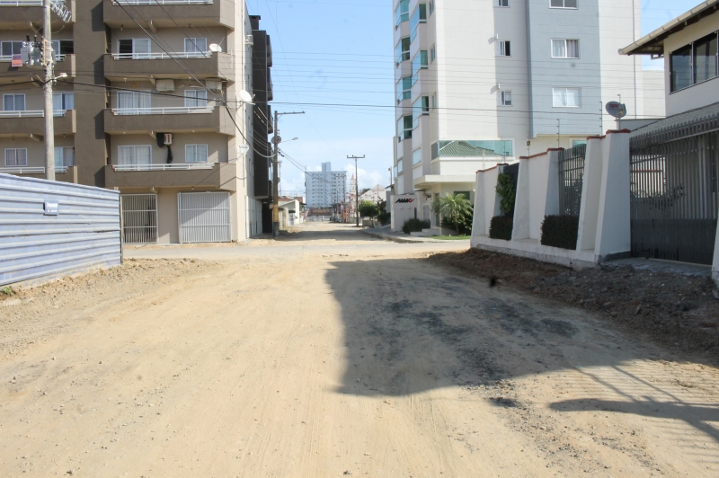 Rua do Gravatá recebe drenagem e pavimentação