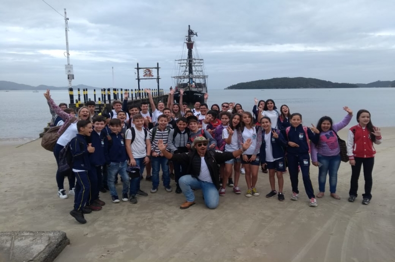 Alunos do Porto Escalvado visitam sítio arqueológico da ilha de Porto Belo