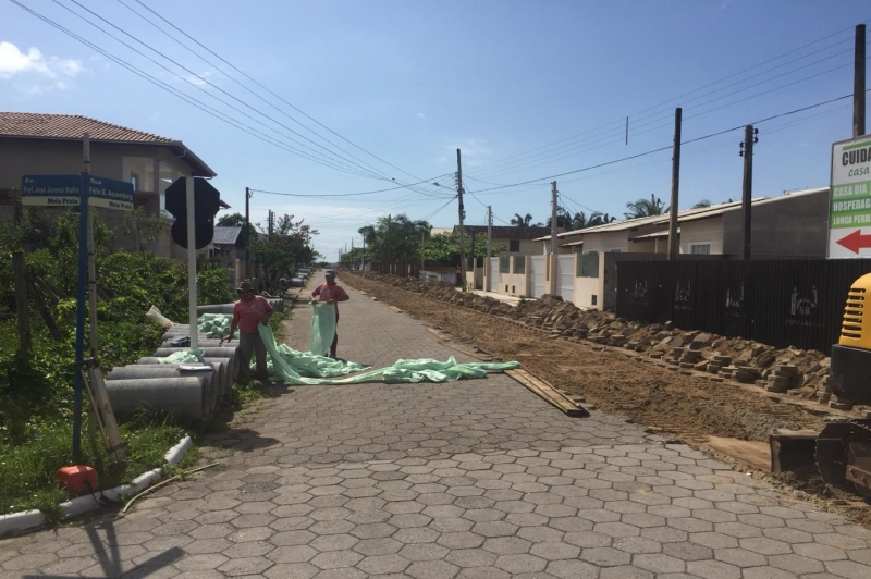 Ruas do bairro Meia Praia recebem nova rede de drenagem pluvial