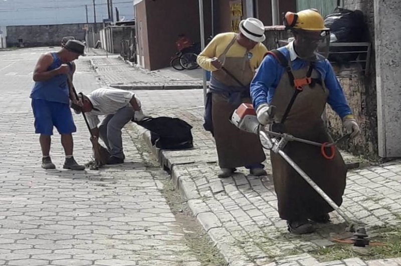 Equipe de limpeza urbana realiza ações no Jardim Paranaense