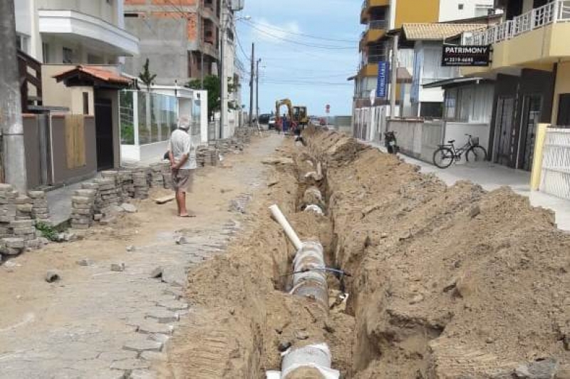 Ruas de Meia Praia e Gravatá recebem nova rede de drenagem