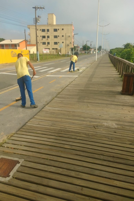 Equipes de Obras realizam limpeza e manutenção no Centro e Bairro São Paulo