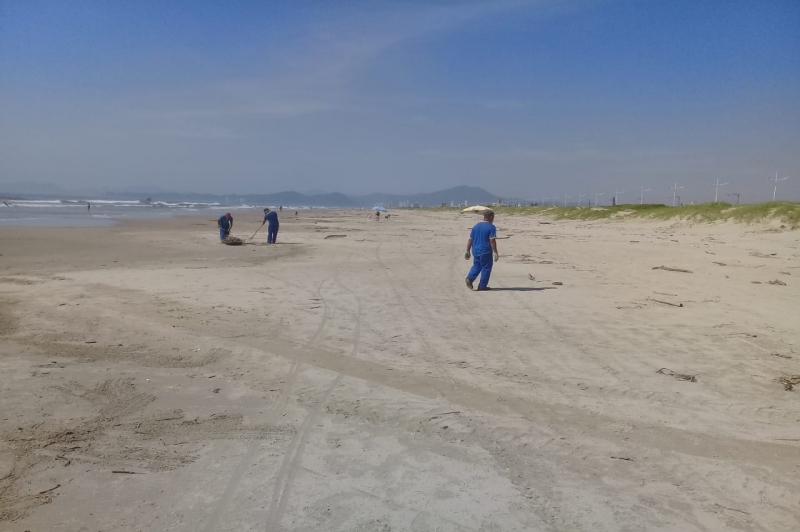 Praia é limpa diariamente por empresa terceirizada