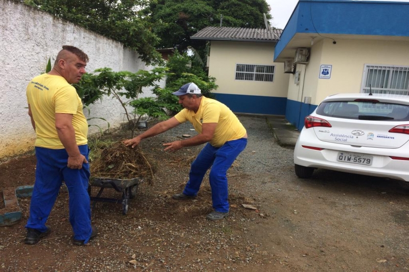 Equipes de Obras realizam limpeza e manutenção nos bairros do município