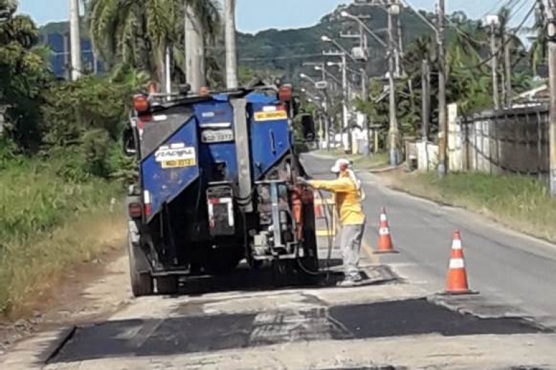 Obras realiza recuperação asfáltica no bairro Volta Grande