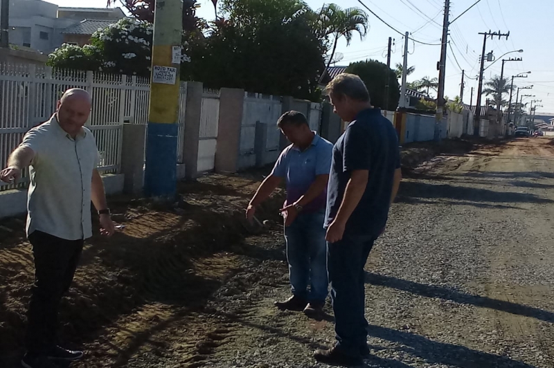 Prefeitura inicia instalação de nova pavimentação na Rua Santos Maccarini