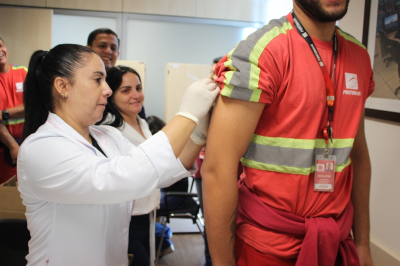 Município disponibiliza vacina contra febre amarela para trabalhadores portuários
