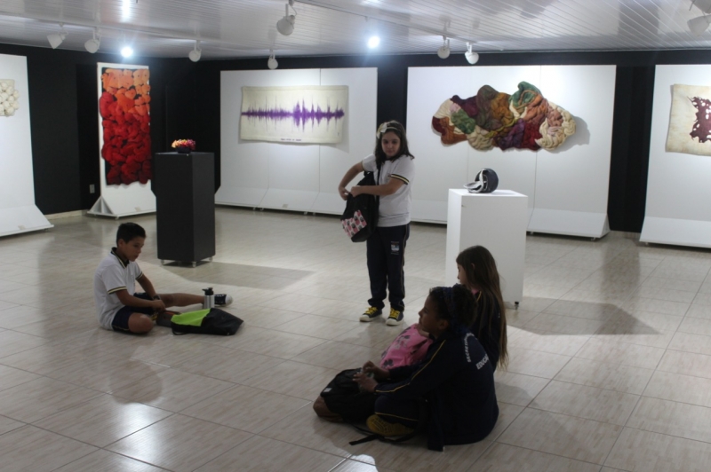 Exposição “Manufaturado” recebe a visita dos alunos das escolas municipais