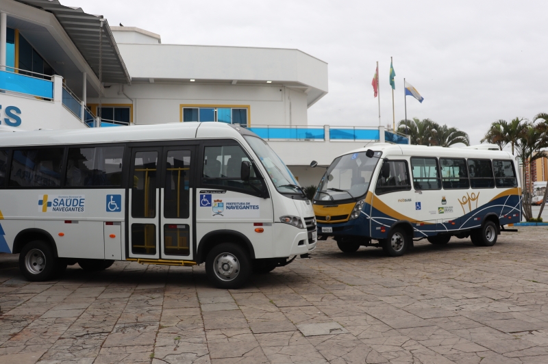 Prefeitura entrega novos micro-ônibus com acessibilidade