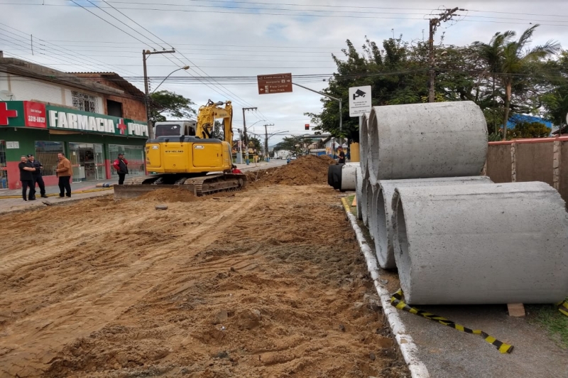 Atenção motoristas: Obras de drenagem na Meia Praia causa desvio no trânsito no sentido Centro