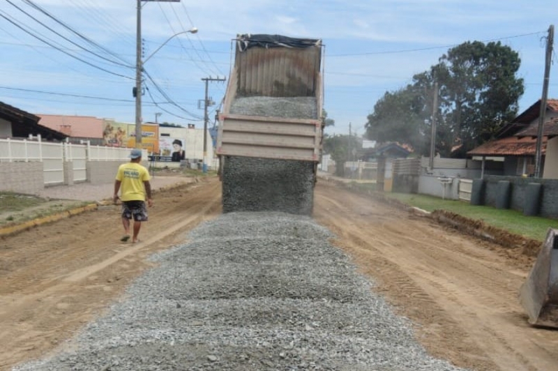 Obras inicia pavimentação de trecho da Avenida Prefeito José Juvenal Mafra, na Meia Praia