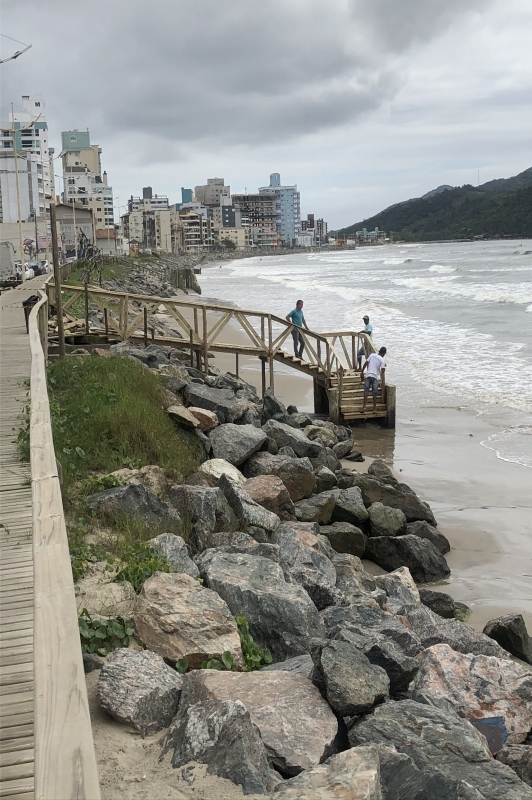 Duas das 11 rampas de acesso a Praia de Gravatá já estão prontas