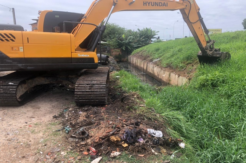 Obras e SESAN realizam melhorias na drenagem de vias do município