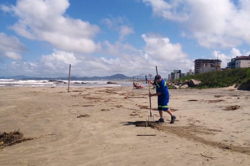Secretaria de Obras intensifica limpeza e manutenção da orla da praia