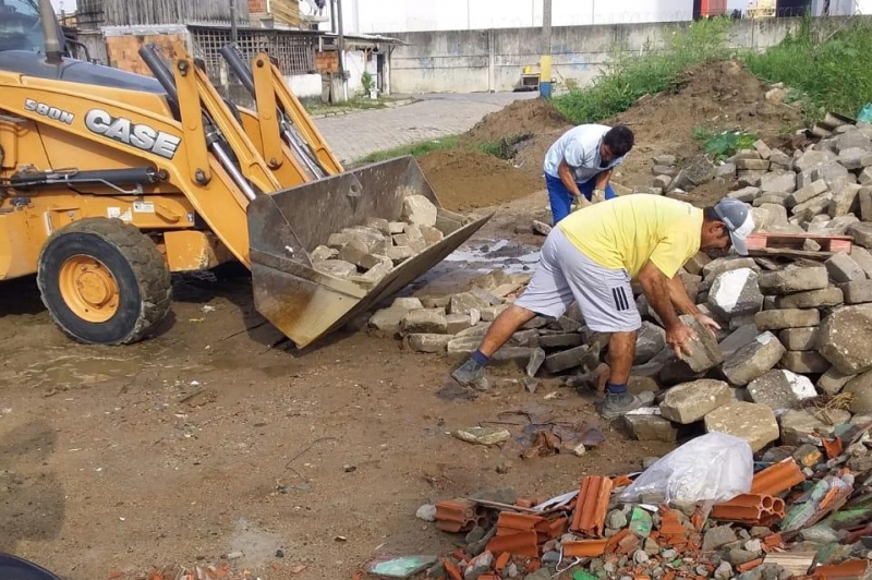 Secretaria de Obras realiza limpeza e retirada de entulhos no Porto das Balsas