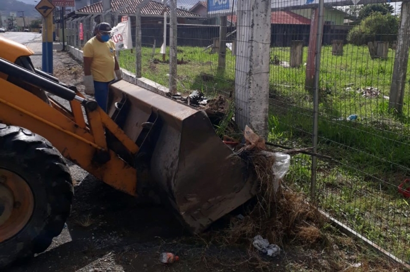 Secretaria de Obras realiza limpeza e retirada de entulhos no bairro Machados