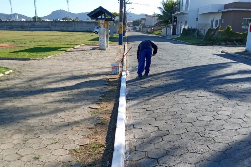 Prefeitura faz limpeza de ruas e pintura de meio-fio no bairro Machados
