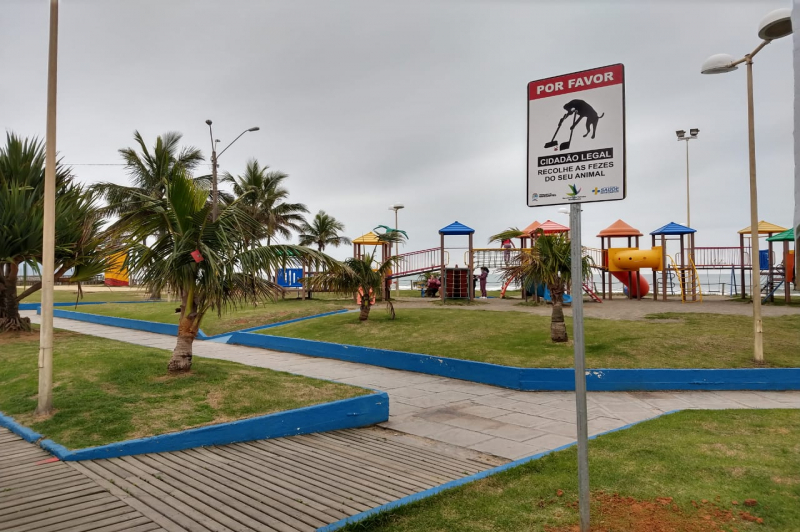 Turismo instala placas de conscientização na orla da praia