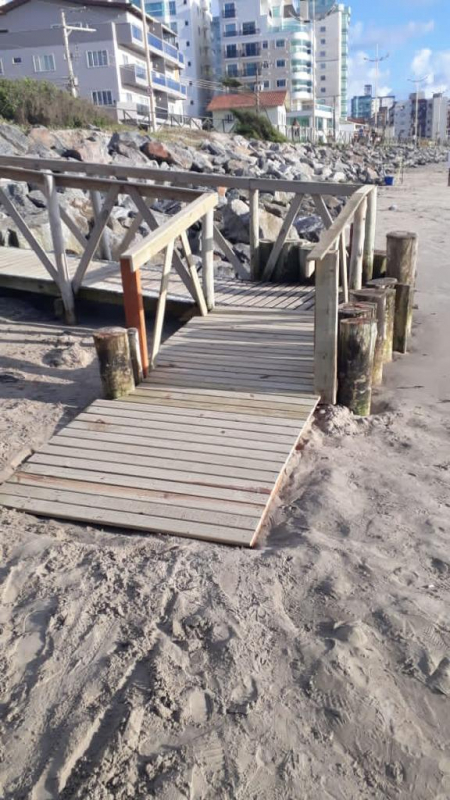 Município realiza recuperação das passarelas de acesso à praia e manutenção dos deques