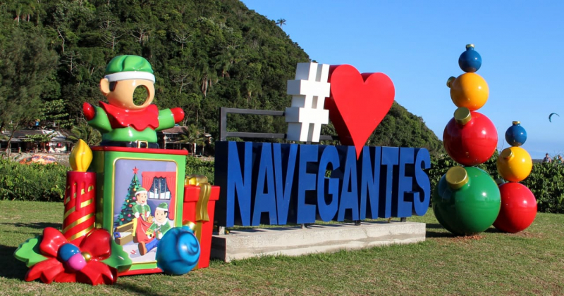 Decoração de Natal de Navegantes é destaque na orla da praia