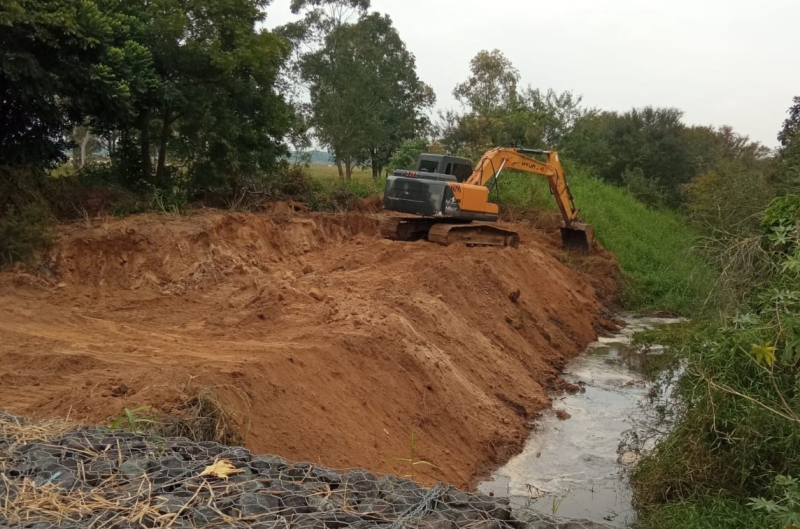 Prefeitura realiza ação de limpeza do Ribeirão Guapuruma