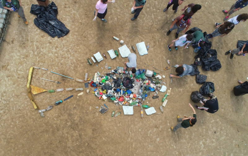 Limpando o Mundo retira 710 kg de lixo das praias no Centro e no Gravatá