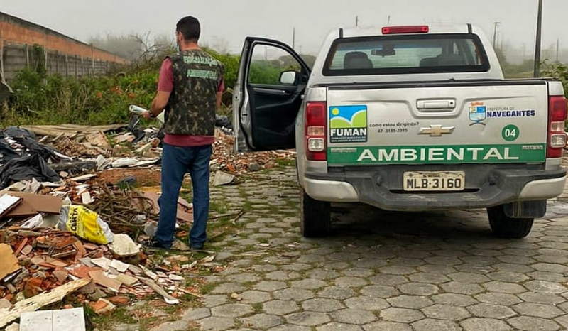 Cidadãos recebem auto de infração por crime ambiental após descarte irregular de lixo