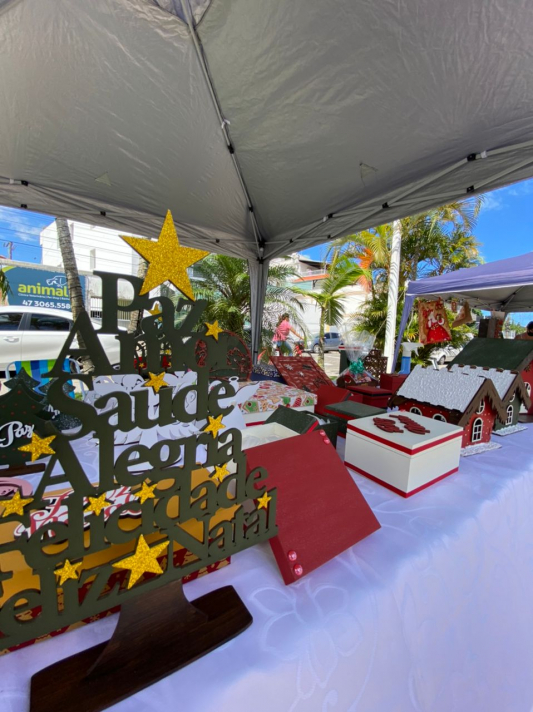 Feira de artigos natalinos acontece ao lado da Casa do Papai Noel