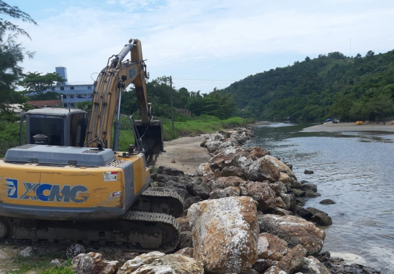 Prefeitura realiza desassoreamento da Foz do Rio Gravatá