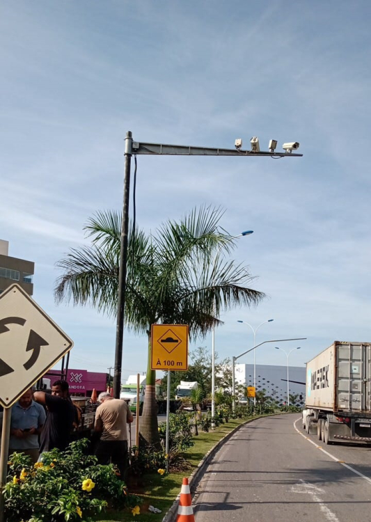 Câmeras de monitoramento são instaladas na via portuária