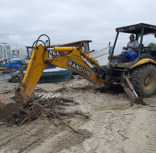 Prefeitura realiza limpeza em Portinho dos Pescadores no bairro São Pedro